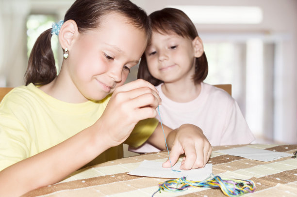 两个女孩十字绣图片下载