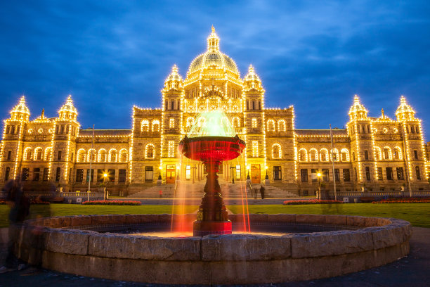 加拿大BC省维多利亚议会大厦夜景。图片下载