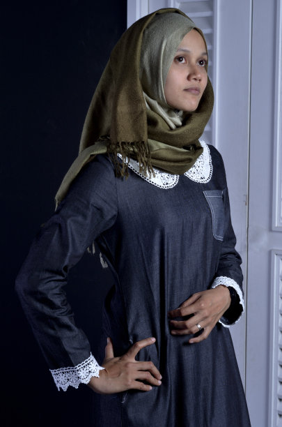 年轻的穆斯林女士穿着长裙图片下载