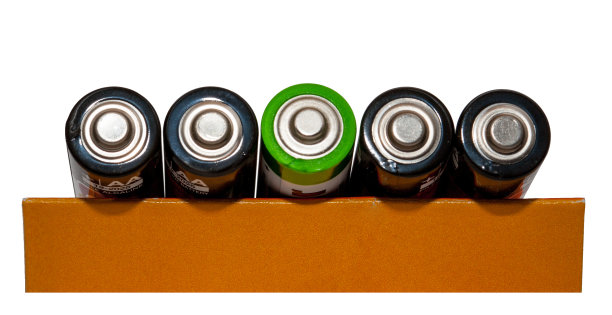 四颗黑色电池AAA型，一颗绿色电池，俯视图，白色背景，隔离图片下载