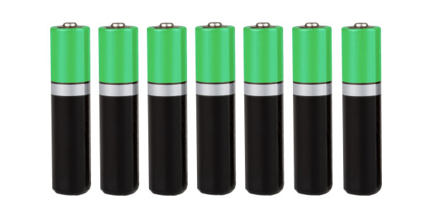 七节AAA型电池排成一排，绿色，白色背景，隔离图片下载