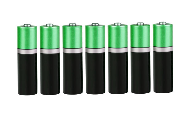 7节AA型电池在白色背景上单排，隔离图片下载