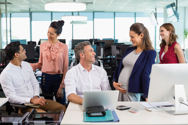 商务同事在办公室里互相交流图片下载