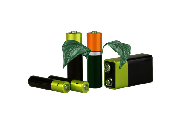 环保能源，电池，在白色的背景下，与绿色的树叶，孤立，蒙太奇图片下载
