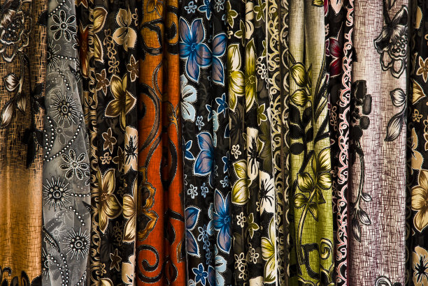 以色列阿拉伯市场的彩色围巾图片下载