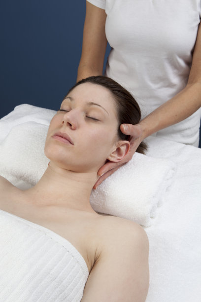 女性物理治疗师，从事缓解压力的工作图片下载