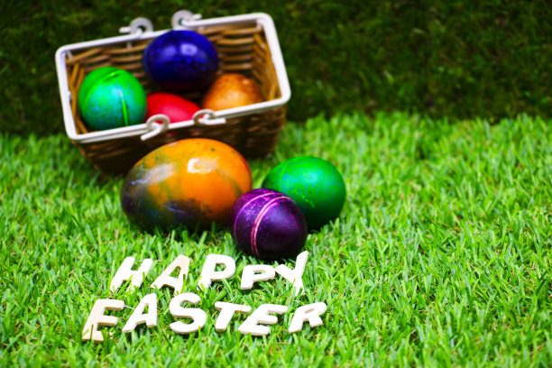 复活节快乐，在绿草地上吃鸡蛋图片下载