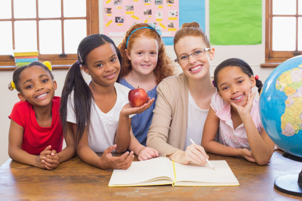 可爱的学生和老师在教室里对着镜头微笑图片下载