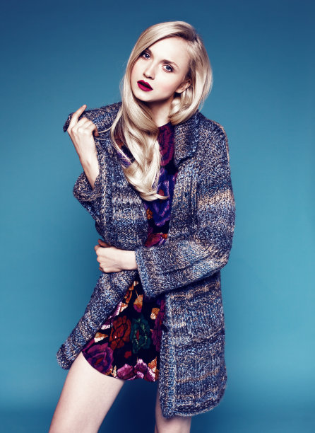 年轻女子的肖像，亮丽的妆容和金发图片下载