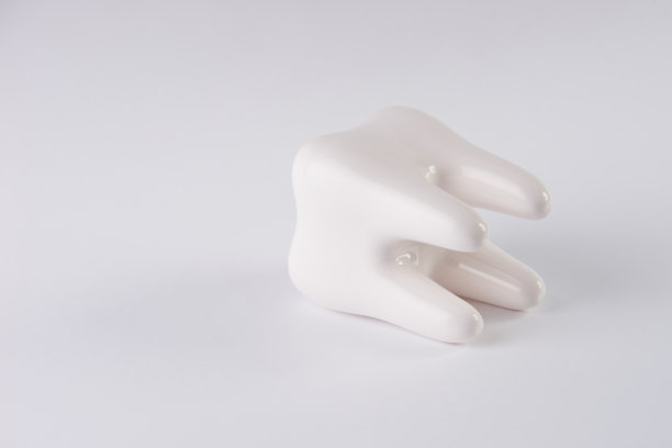 在孤立的白色背景上脱落的牙齿图片下载