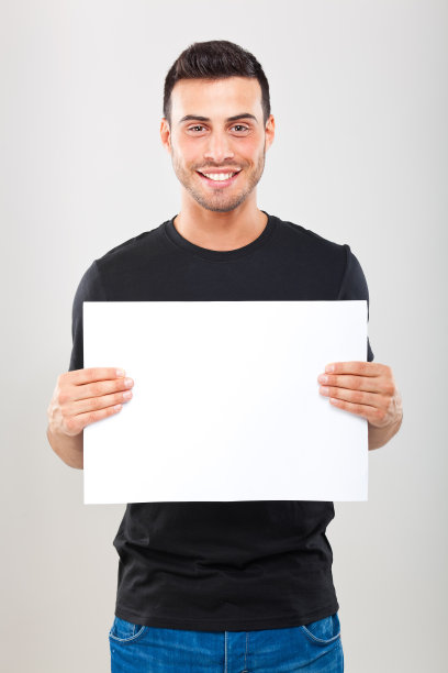 年轻人拿着一张白纸图片下载