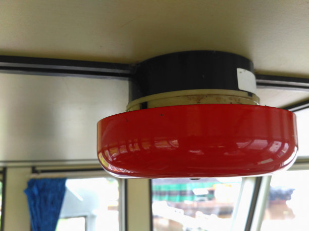 天花板上的红色火警探测器图片下载