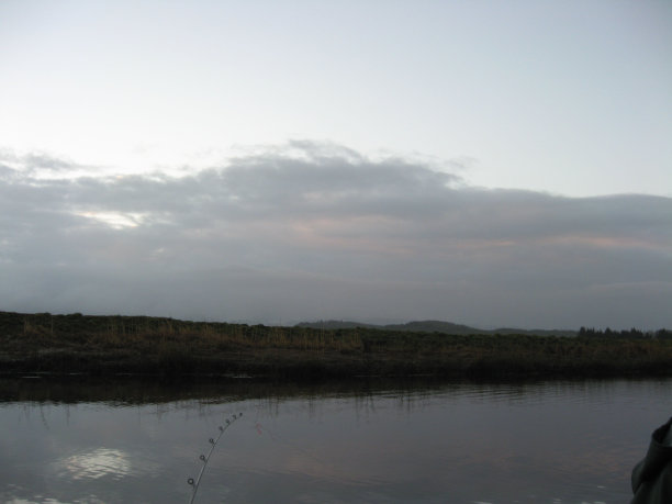 黎明时分捕鱼的俄勒冈州蒂拉穆克图片下载