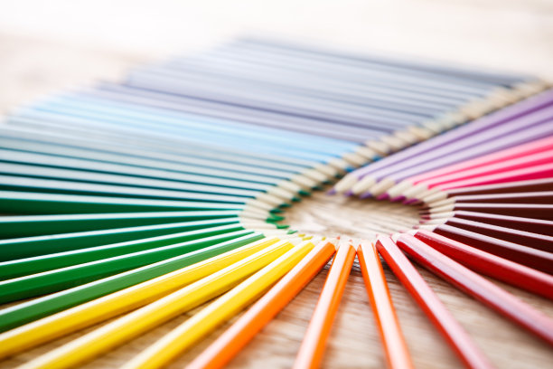 靠近堆叠彩色铅笔在木制的背景图片下载