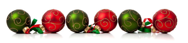 红色和绿色的圣诞装饰品与丝带上的白色图片下载