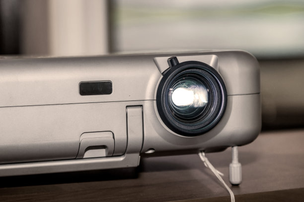 办公室桌上的投影仪图片下载