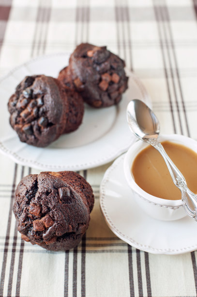自制巧克力松饼/小面包配一杯咖啡。在室内静物。图片下载