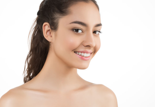 美丽女人的脸与完美的皮肤肖像。孤立在白色的。图片下载