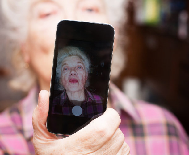 一位年长女性给自己拍照的照片图片下载