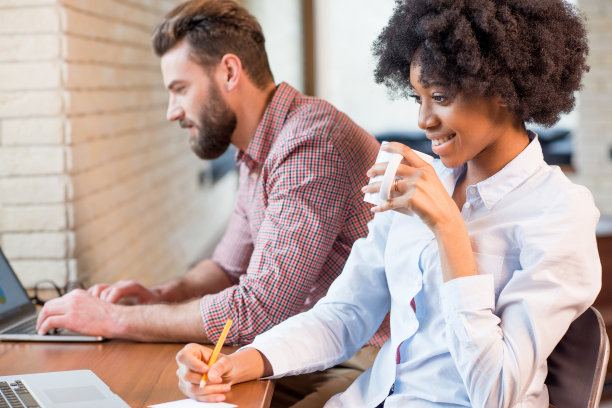 在室内使用笔记本电脑工作的同事图片下载