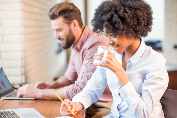 在室内使用笔记本电脑工作的同事图片下载