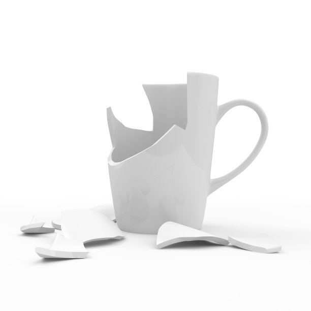 破碎的白杯孤立在白色的背景图片下载