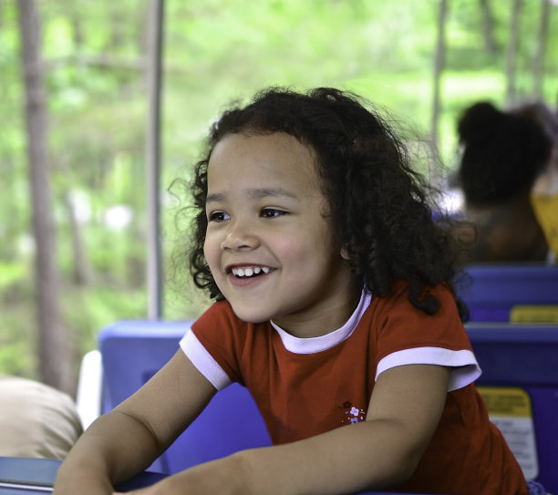 动物园有轨电车上微笑的小女孩图片下载