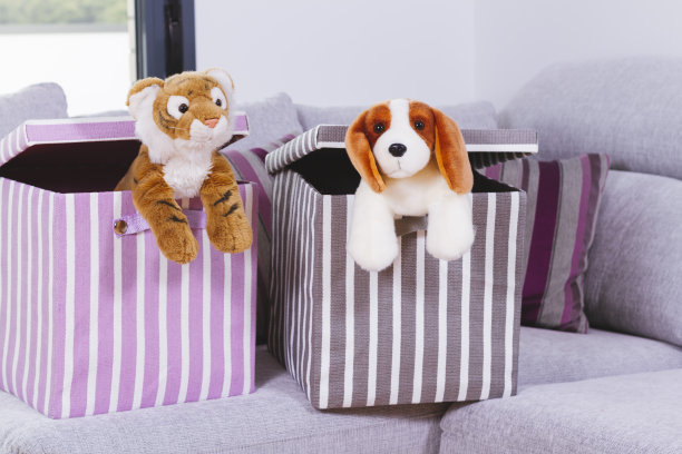 填充动物玩具在室内房间图片下载