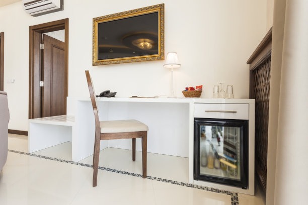 豪华酒店套房的内部陈设——书桌和椅子图片下载