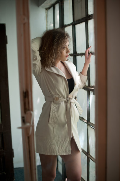 一张可爱的性感女人的照片，穿着外套的年轻女孩。穿着大衣的时尚女人。穿着白色外套的苗条年轻时装模特。年轻美丽的时尚女人的肖像图片下载