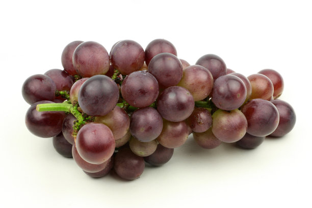 白色背景下孤立的红葡萄图片下载