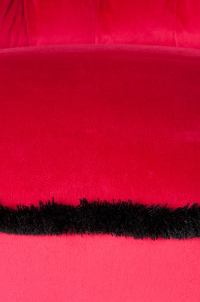 抽象的粉红色天鹅绒衬垫与黑色流苏图片下载