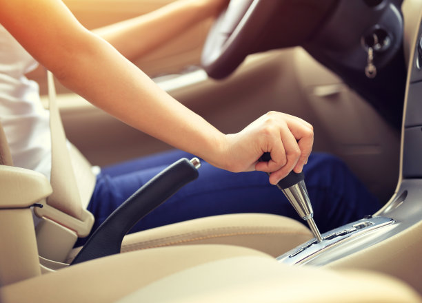 司机用手换变速杆图片下载