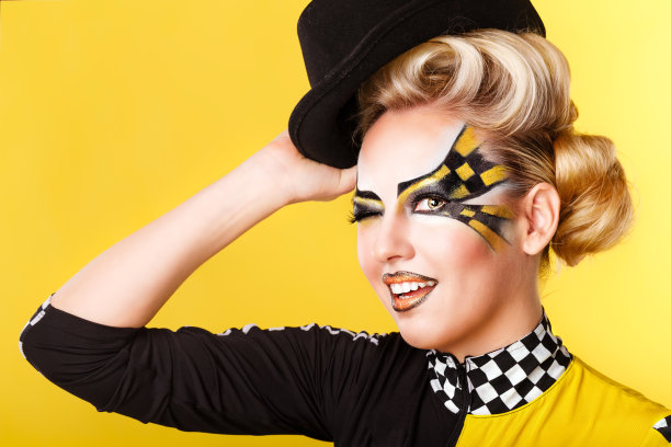 女孩赛车眨眼。图片下载