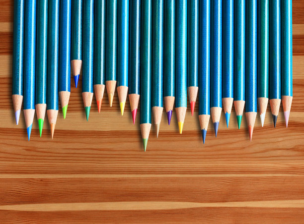 木头背景上的彩色铅笔图片下载