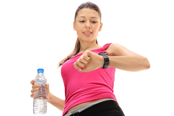 女运动员在看她的智能手表图片下载