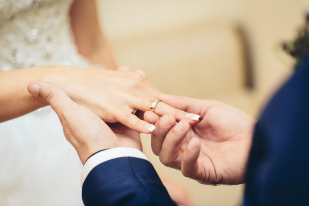 新郎戴订婚戒指素材图片