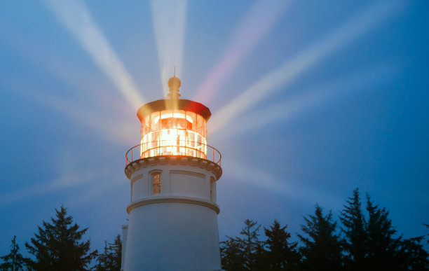 灯塔光束照亮暴雨海上航标图片下载