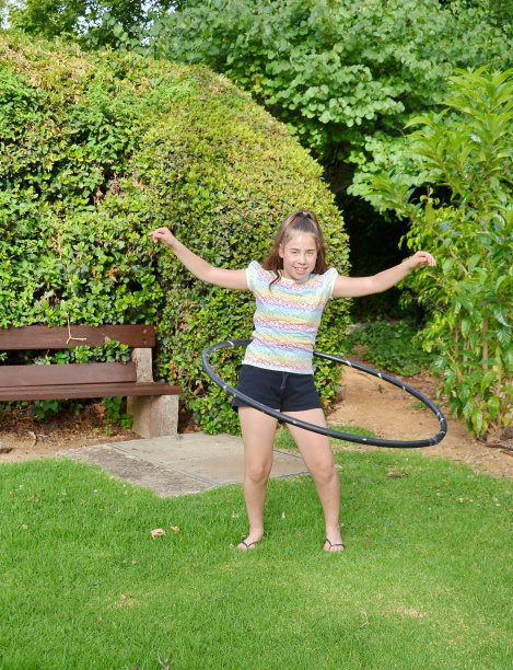 抱呼啦圈的女孩图片下载