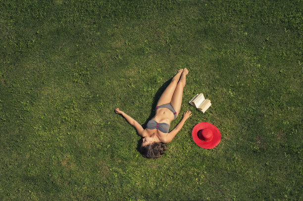 躺在草地上的女人图片下载