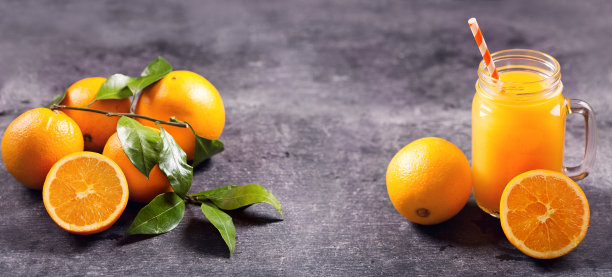 装新鲜橙汁和新鲜水果的玻璃罐子图片下载