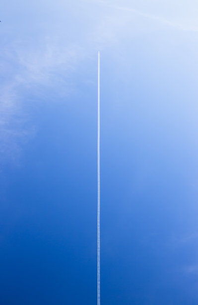 蓝天下飞机的痕迹图片下载