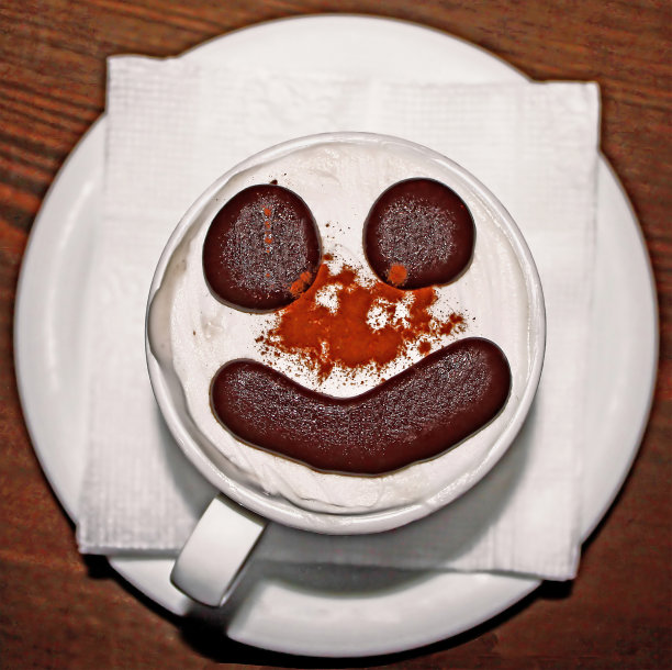 拿铁咖啡杯上的笑脸图片下载