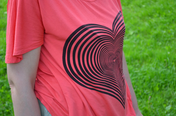 站在草地上的女人的中间部分图片下载