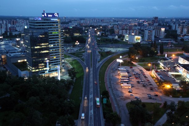 夜间城市建筑照明的高角度视角图片下载