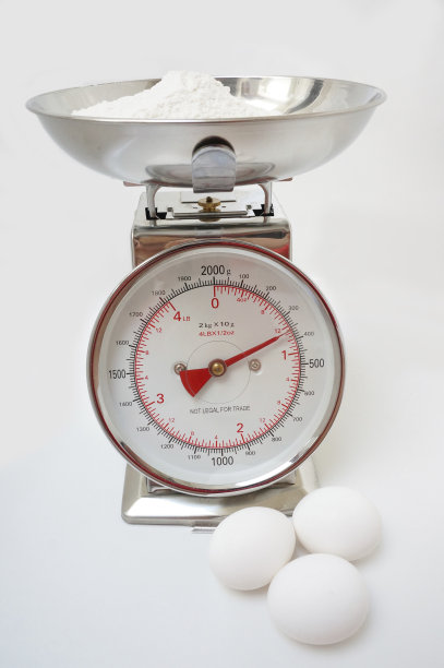 厨房秤，鸡蛋和面粉图片下载