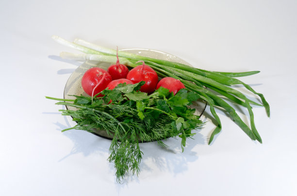 桌上有新鲜的蔬菜。桌上有新鲜的蔬菜。图片下载