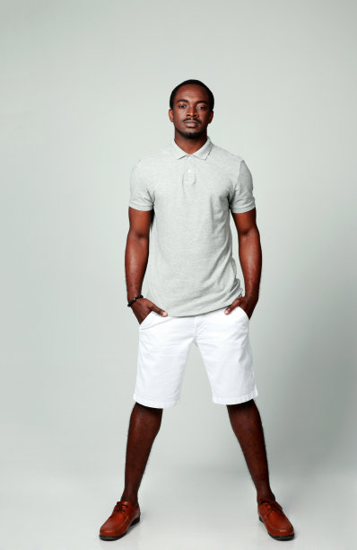 一个沉思的非洲人的全身肖像图片下载