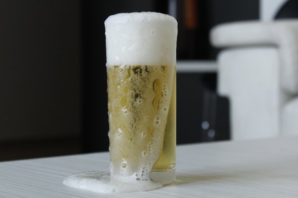 拥挤的啤酒杯图片下载