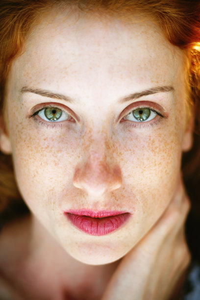 一个漂亮的红发女孩的肖像图片下载